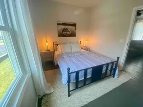 Cozy Downtown Cottage - Steps to Jet Express - Image 5