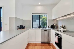 Spacious modern 3 bdr home minutes from beach - Image 4
