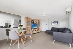 Wharf Lodge 2 Bedroom River View Apartment - Image 3
