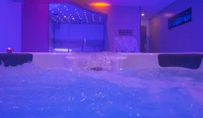 Private loft with hot tub and sauna - Image 4
