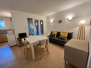 Shaded apartment with a wooden deck just a few meters from the ocean - Image 2