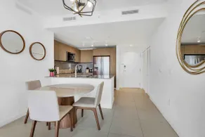 Modern & Stylish 1-Bedroom in Luxury Dt Doral - Image 4