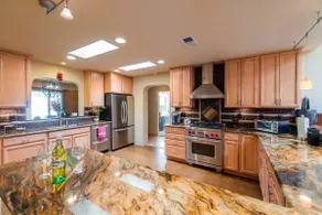 Spacious and luxurious 4BR home! - Image 3