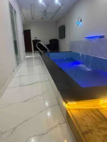 Indoor swimming pool New in Town - Image 3