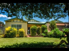 5 Bedroom house with a pool, deck and amazing view - Image 2