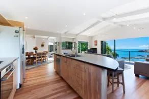 Beachfront Enclosure Bay - Waiheke Unlimited - Image 4