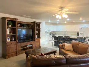 Spacious 3 Bed/3 Bath in Las Palmas! - Image 5