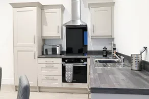 16 Queen Deluxe 2 bedroom apartment w parking - Image 3