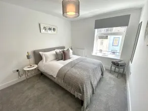 High Street, Stylish City Centre Apartment, 3 Bed - Image 2