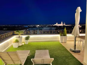 Centrally located penthouse with views, Wi-Fi + A/C, 2 bedrooms - Image 3