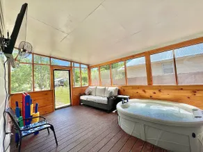 Cozy Renovated Farmhouse in SM Downtown 5 mins - Image 2