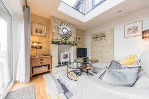 Gorgeous home, private parking and stunning views - Image 2