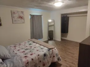 Cheerful one bedroom house with parking in back. - Image 3