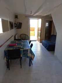 Cheerful townhouse with free parking - Image 3