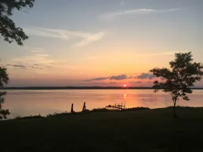 Stylish waterfront retreat, 1 hr to DC - Image 2