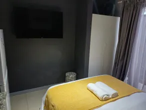 Secure modern studio Fast Wifi+Netflix Central Dbn - Image 5