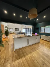 Contemporary Open Plan Beach House Sleeps 8 + cot - Image 4