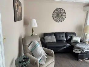 Lovely 2 bedroom apt w/ free parking & EV charging - Image 5