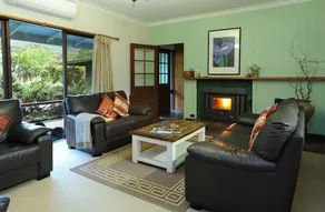 Lovely Yarra Valley farmhouse with beautiful views - Image 2