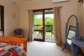 Lovely Yarra Valley farmhouse with beautiful views - Image 4