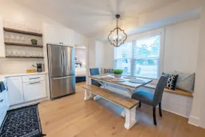 Trendy, Modern House Close to Beaches & Downtown - Image 2