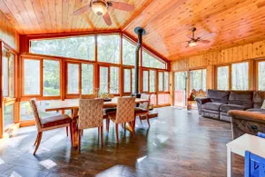 Erstaunliches Pocono Chalet! 4BD 3BA PRIVATE POOL / SAUNA / FIREPIT - Image 4