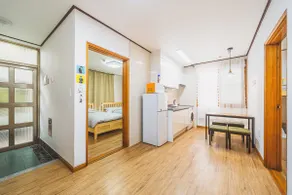 [2/Jeju Airport/Near Intercity Bus Terminal/Parking Facility Equipped] (4-5 people) B&B House 102 - Image 3