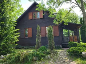 Cheerful 4-bedroom cottage with a indoor fireplace - Image 3