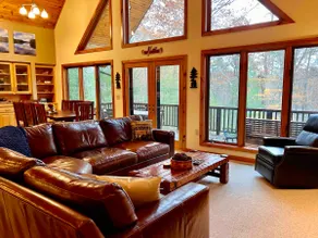 Dog friendly, lakefront home perfect for families - Image 3
