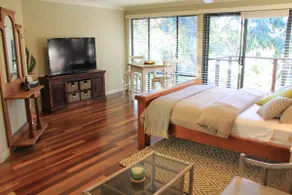 Five Bees Bush Retreat Guest House - Image 2