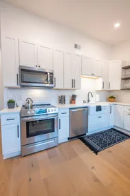 Trendy, Modern House Close to Beaches & Downtown - Image 3