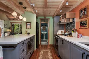 Ravenswood Cottage - art-inspired loft near town - Image 3