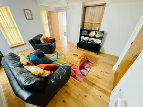 City center, quiet bungalow with parking. - Image 3