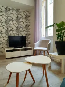 Hyper Centre - Large 2-room, Refurbished - Image 2