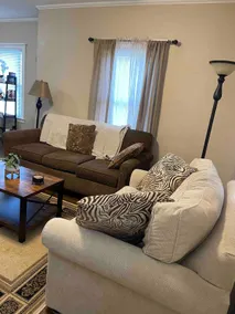Cozy 2 bedroom house with enclosed porch - Image 3