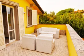 Elegant seafront villa with garden - Image 5