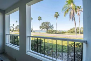 Waterfront Gorgeously Updated Apartment 2 Bed - Image 5