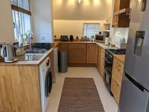 Luxury townhouse in town centre, views, river walk, Free Parking - Image 3