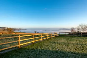 Stunning, Top Spec, Modern House, garden, parking! - Image 4