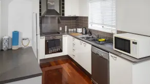 Retro Styled 3 Bed with Air-Cond, Wifi and Netflix - Image 3