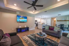Cheerful 3 bedroom home with pool + grill - Image 2