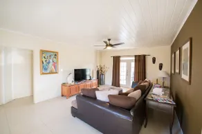 Luxurious 3 Bedroom Hidden Gem. - Image 3
