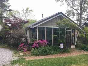 Kailyn's Kottage (Pet Friendly) Large Fenced Yard - Image 2