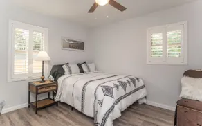 CHEERFUL 2 BEDROOM BUNGALOW W/ PARKING ON PREMISE - Image 5