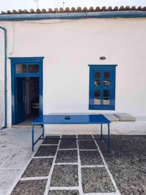 The house with the blue door - Image 4