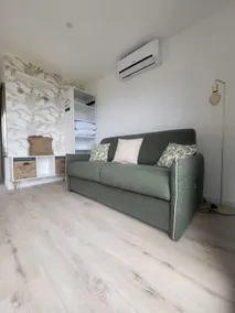 Conveniently located between sea and mountains - Image 4