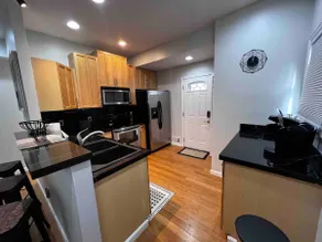 Charming cute house 8 mins from airport! - Image 4
