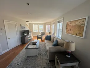Downtown Newburyport, Bright and Sunny 2 Bedroom - Image 2