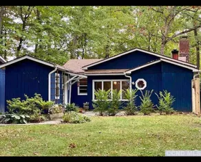 Stylish 3 Bedroom Cottage located in a Picturesque Lake community - Image 2