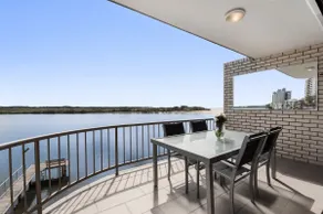 Wharf Lodge 2 Bedroom River View Apartment - Image 2